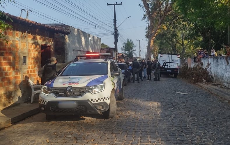 Homem é executado a tiros na calçada da casa da ex-esposa na zona Sudeste de Teresina
