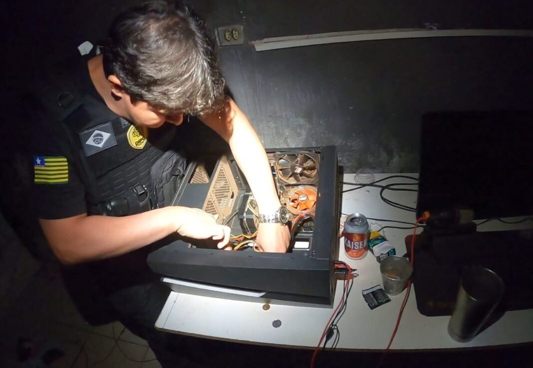 Jovem é preso por invadir sistema judicial e cadastrar mandado de prisão falso contra rival