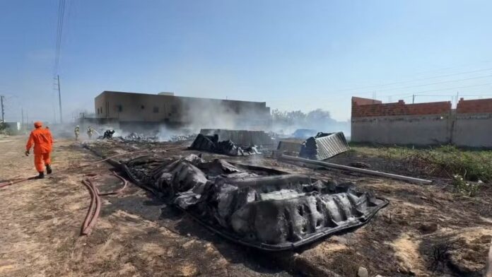 incendio-atinge-deposito-de-loja-de-piscinas-em-parnaiba-e-m.jpeg.1200x0_q95_crop