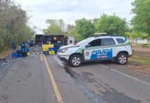Motorista perde controle e caminhão tomba espalhando carga na PI-112