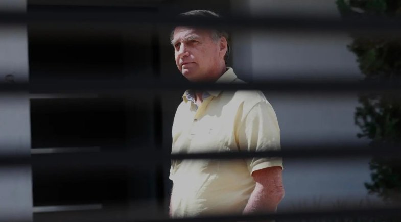 Alexandre de Moraes e Flávio Dino votam pela manutenção da prisão preventiva de Jair Bolsonaro