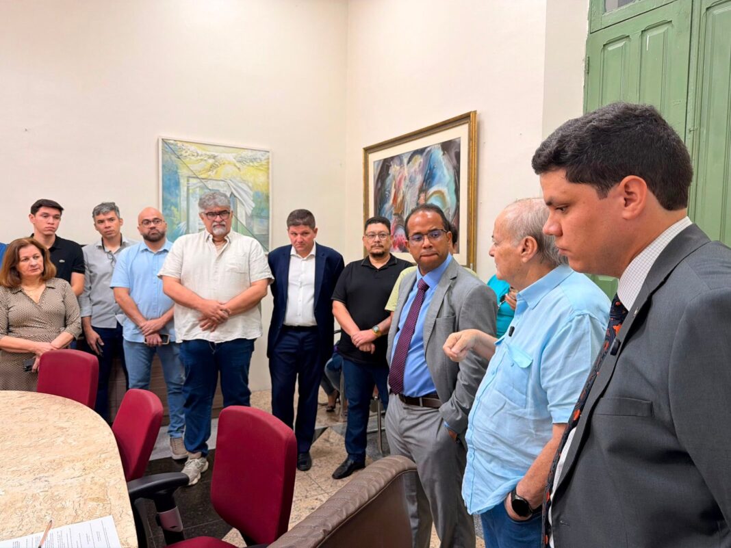 Silvio Mendes sanciona lei de Leôndidas Júnior que gera mais segurança na aplicação de vidro na construção civil Silvio Mendes sanciona lei de Leôndidas Júnior que gera mais segurança na aplicação de vidro na construção civil