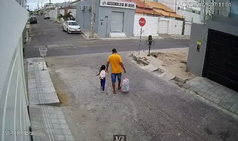 Homem é morto a tiros enquanto caminhava de mãos dadas com criança Homem é morto a tiros enquanto caminhava de mãos dadas com criança
