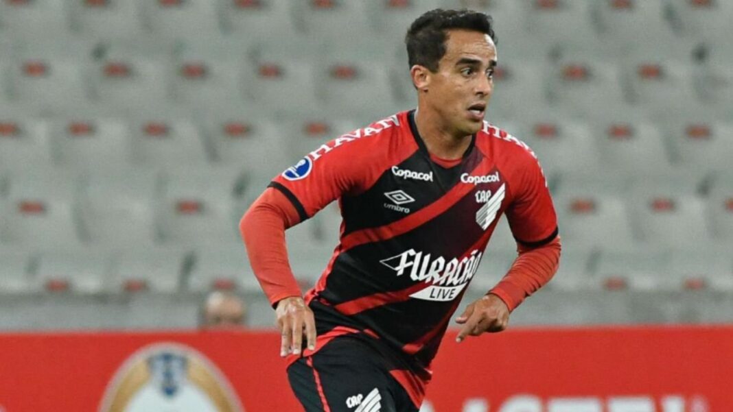 Ex-jogador Jadson é solto após ser preso por suspeita de violência doméstica no Paraná Ex-jogador Jadson é solto após ser preso por suspeita de violência doméstica no Paraná