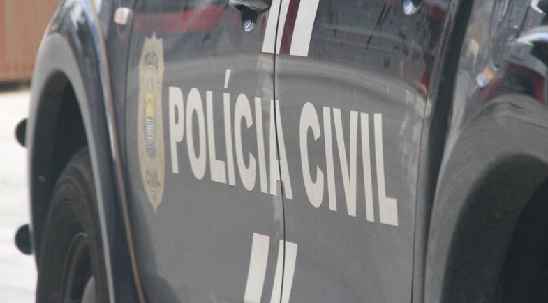 Mulher é indiciada por extorsão após ameaçar divulgar relação extraconjugal Mulher é indiciada por extorsão após ameaçar divulgar relação extraconjugal