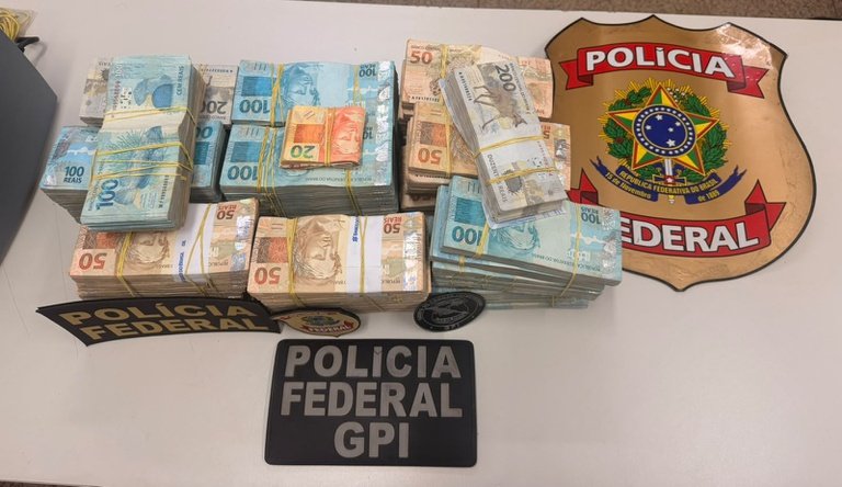 Polícia Federal apreende R$ 830 mil em espécie e prende homem em flagrante no Piauí Polícia Federal apreende R$ 830 mil em espécie e prende homem em flagrante no Piauí