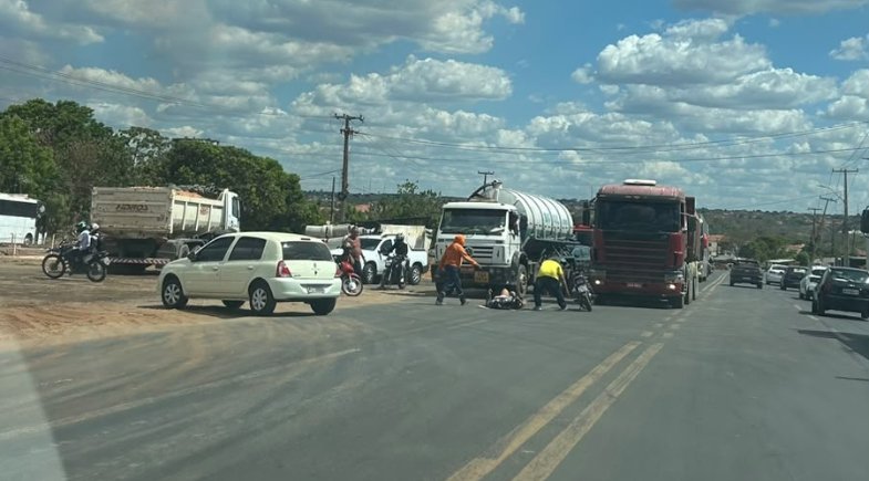 Mulher fica ferida em acidente na BR-226 próximo às obras de viaduto no Dirceu, em Teresina Mulher fica ferida em acidente na BR-226 próximo às obras de viaduto no Dirceu, em Teresina