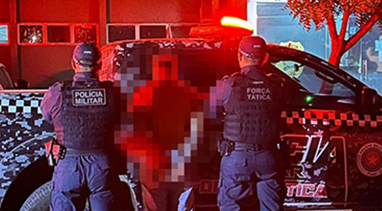 Jovem é baleada na cabeça pelo namorado adolescente após discussão Jovem é baleada na cabeça pelo namorado adolescente após discussão