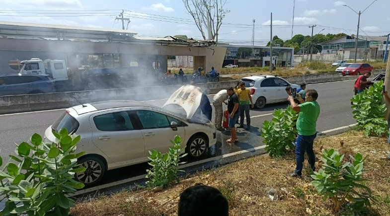 Carro pega fogo na BR-316 e tem parte dianteira destruída pelas chamas em Teresina Carro pega fogo na BR-316 e tem parte dianteira destruída pelas chamas em Teresina