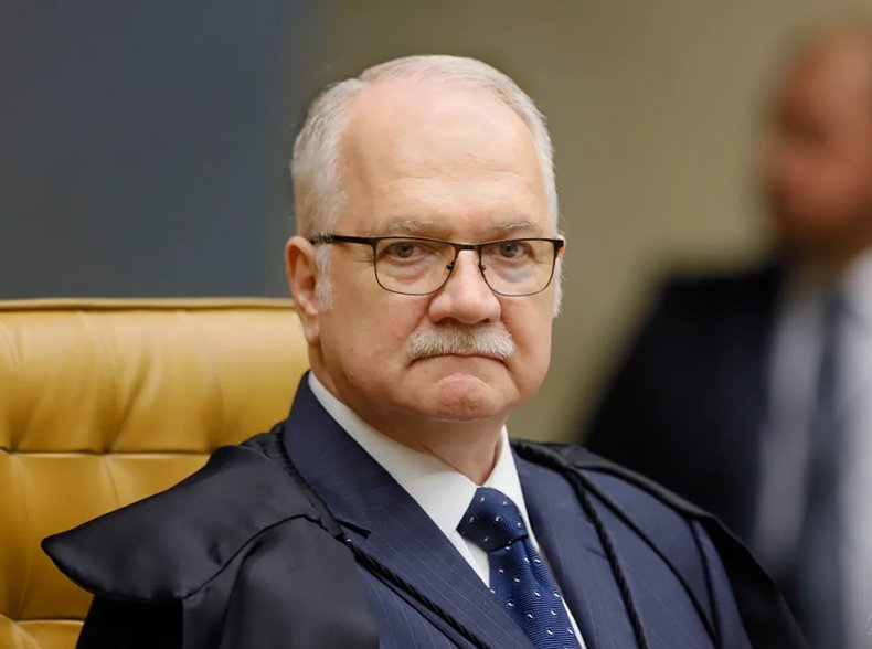 Fachin suspende decisões sobre afastamento de diretores da Polícia Federal Fachin suspende decisões sobre afastamento de diretores da Polícia Federal