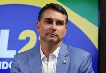 Flávio Bolsonaro é alvo de dois inquéritos e tem passaportes apreendidos após derrota eleitoral