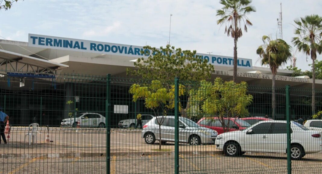 Homem é preso após perder ônibus e tentar agredir funcionários da Rodoviária de Teresina Homem é preso após perder ônibus e tentar agredir funcionários da Rodoviária de Teresina