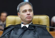 Mendonça vota para manter remoção de posts que associam Flávio Bolsonaro a mudança de padroeira