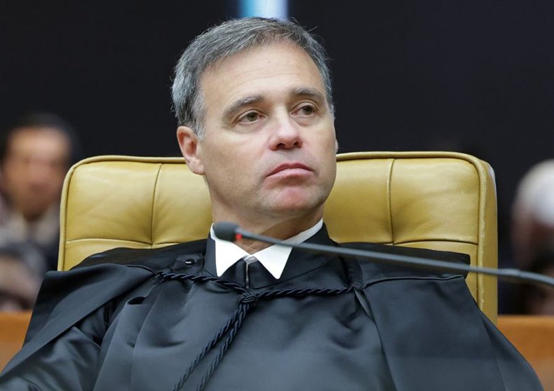 Mendonça vota para manter remoção de posts que associam Flávio Bolsonaro a mudança de padroeira Mendonça vota para manter remoção de posts que associam Flávio Bolsonaro a mudança de padroeira