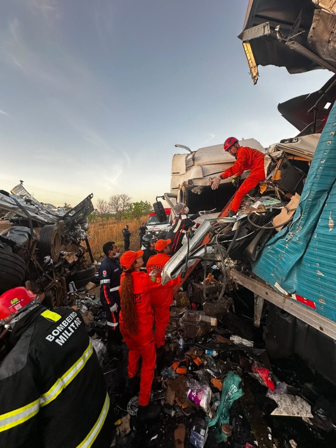 Colisão entre três caminhões deixa três mortos na BR-343, em Campo Maior Colisão entre três caminhões deixa três mortos na BR-343, em Campo Maior