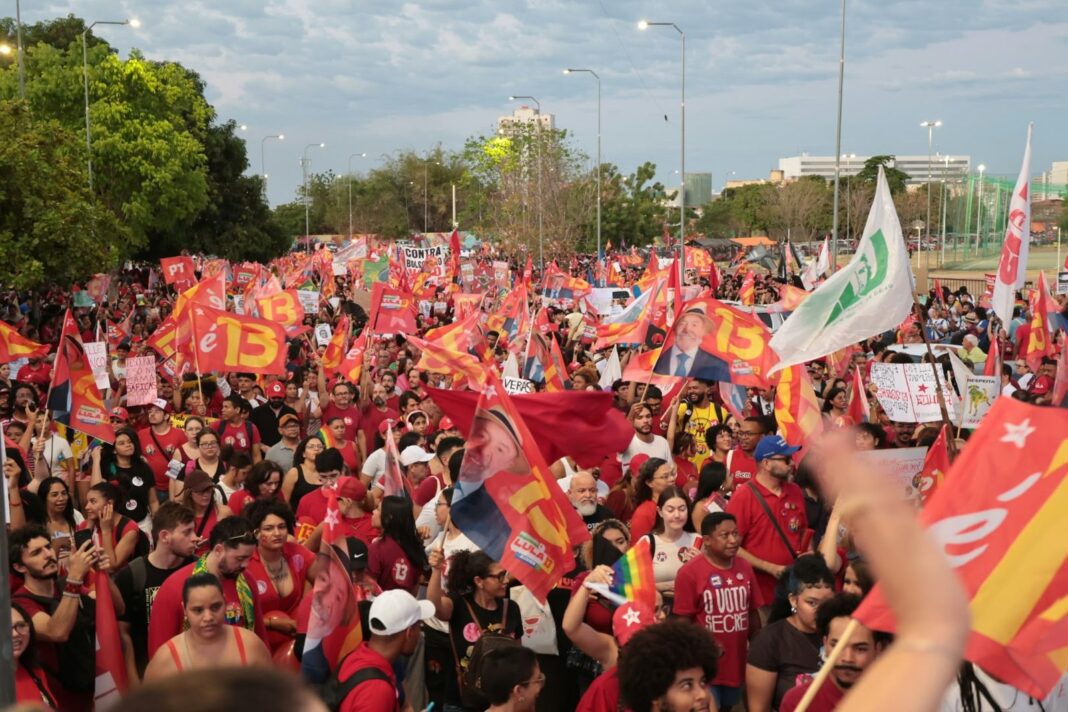 Apoiadores de Lula fazem caminhada em Teresina e defendem meta de 80% dos votos no Piauí Apoiadores de Lula fazem caminhada em Teresina e defendem meta de 80% dos votos no Piauí