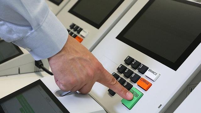 Eleitor não poderá usar óculos com câmera ou outros dispositivos de gravação na cabine de votação Eleitor não poderá usar óculos com câmera ou outros dispositivos de gravação na cabine de votação