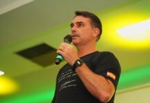 Flávio Bolsonaro diz que foi intimado pela PF a entregar passaporte após visitar o pai