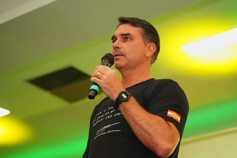 Flávio Bolsonaro diz que foi intimado pela PF a entregar passaporte após visitar o pai Flávio Bolsonaro diz que foi intimado pela PF a entregar passaporte após visitar o pai