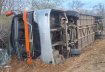 Ônibus com dez pessoas tomba na PI-141, no interior do Piauí; uma pessoa fica ferida