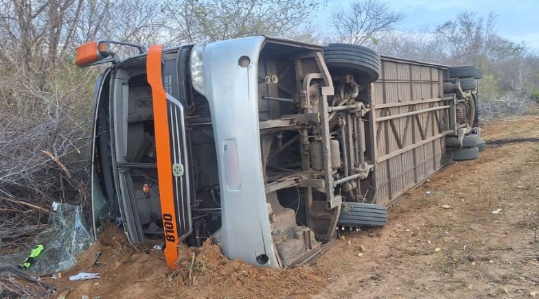 Ônibus com dez pessoas tomba na PI-141, no interior do Piauí; uma pessoa fica ferida Ônibus com dez pessoas tomba na PI-141, no interior do Piauí; uma pessoa fica ferida