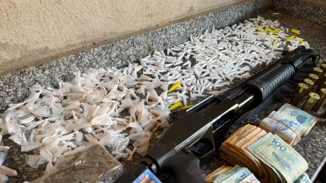 Operação prende oito pessoas e apreende drogas e armas em Barras Operação prende oito pessoas e apreende drogas e armas em Barras