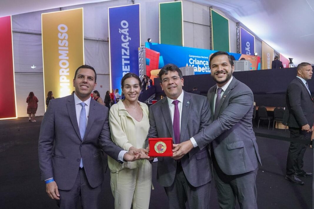 Piauí chega a 20 municípios com 100% das crianças alfabetizadas reforçando formação de professores e parceria com prefeituras Piauí chega a 20 municípios com 100% das crianças alfabetizadas reforçando formação de professores e parceria com prefeituras