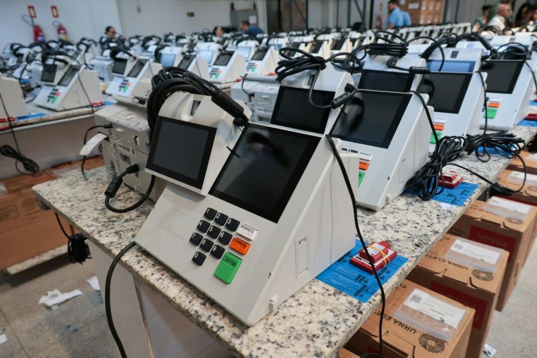 Urnas eletrônicas começam a ser preparadas para o segundo turno das eleições Urnas eletrônicas começam a ser preparadas para o segundo turno das eleições